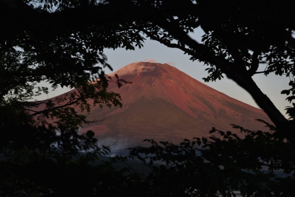 2018年8月22日 朝日に浮かび上がる富士山です